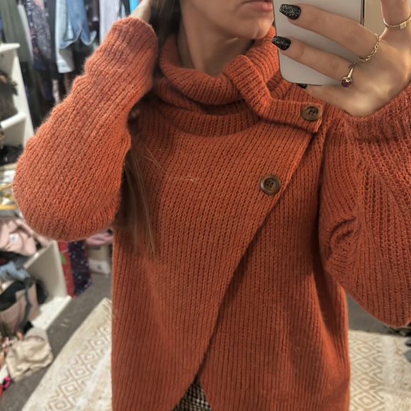 Beautiful orange long sweater turtle neck style - Picture 2 of 3